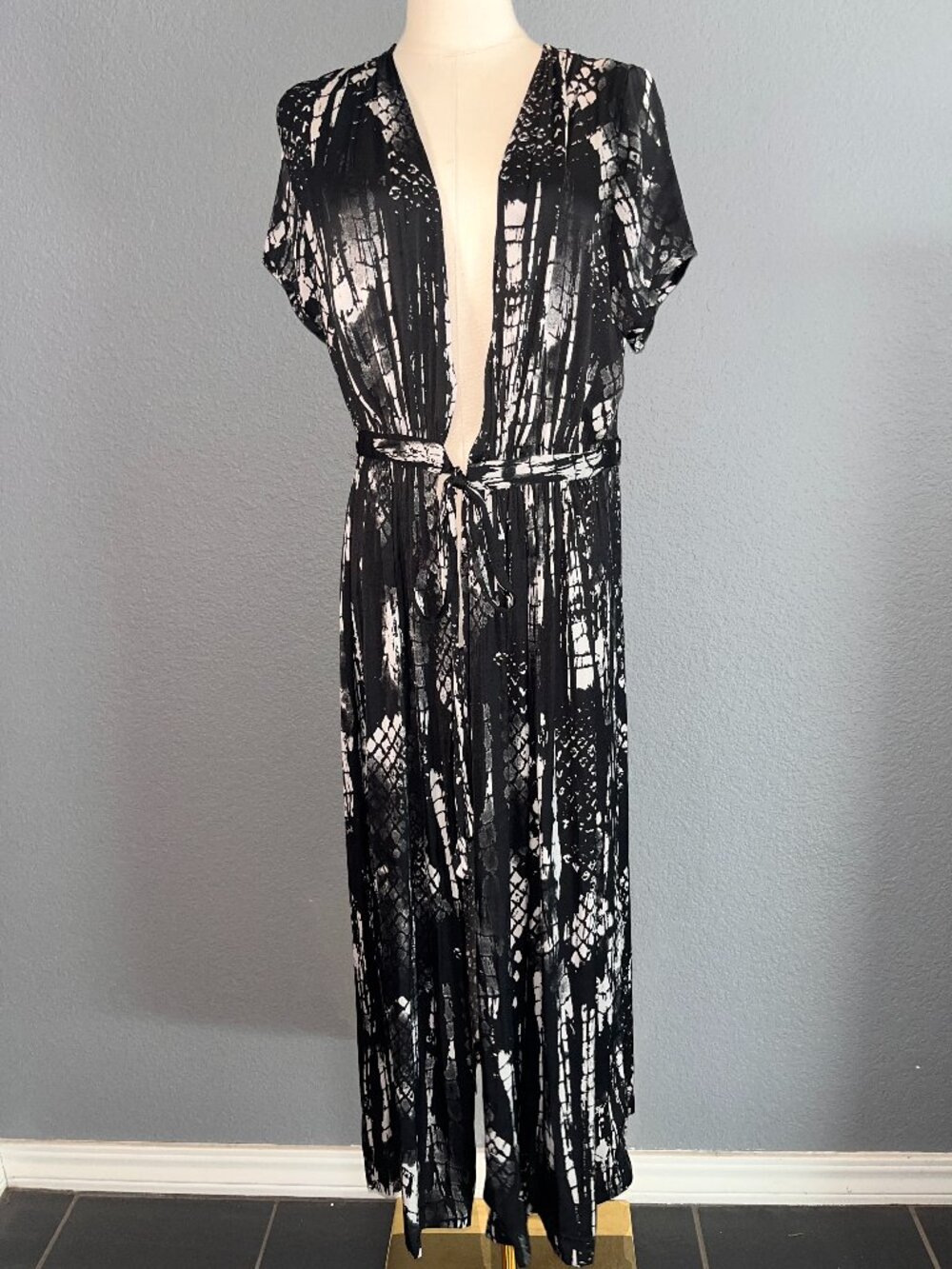FREE PEOPLE INTIMATELY SO LONG ROBE DRESSING GOWN KIMONO BLACK WHITE TIE -FRONT